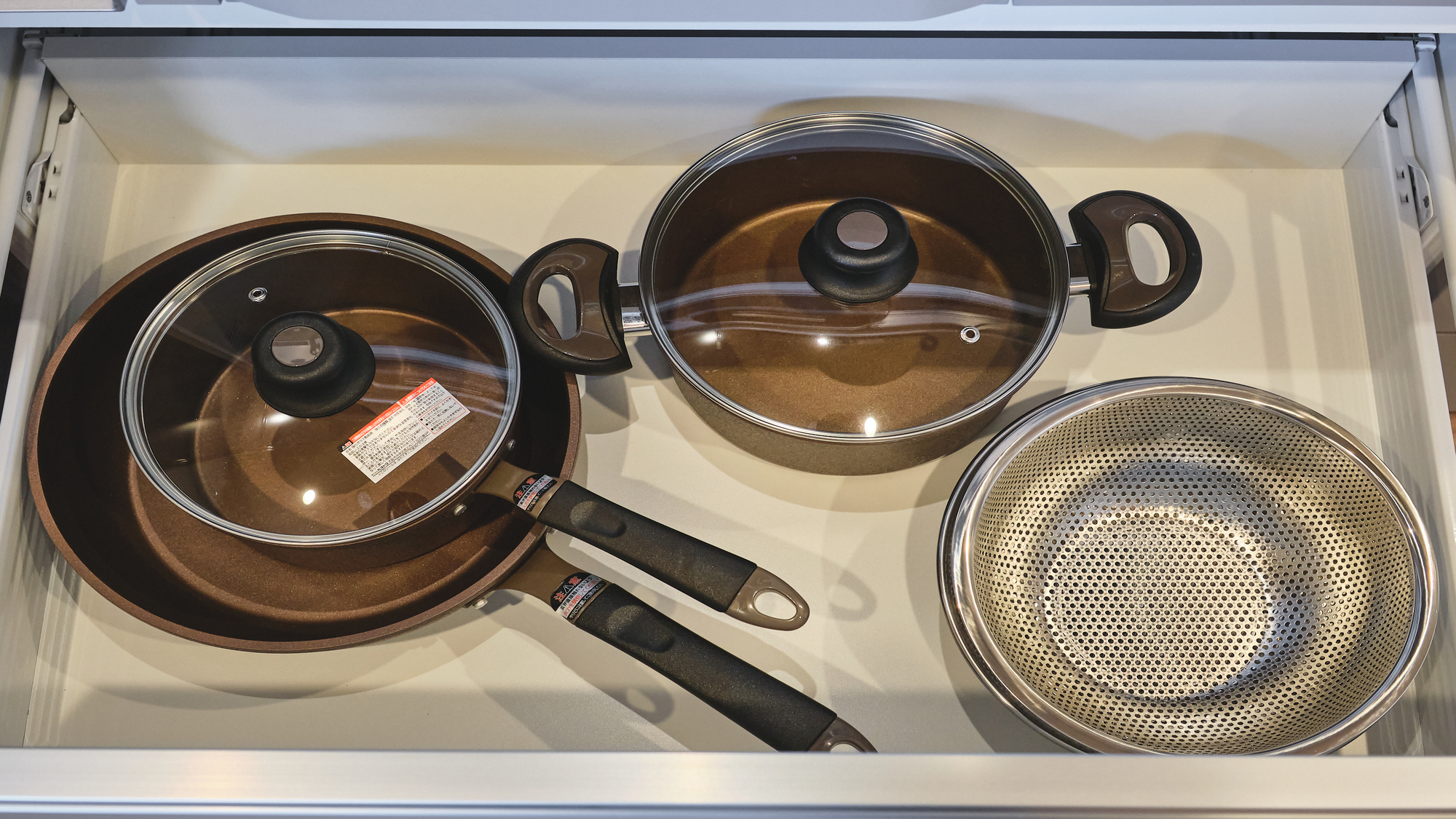 鍋やフライパンもございますよ