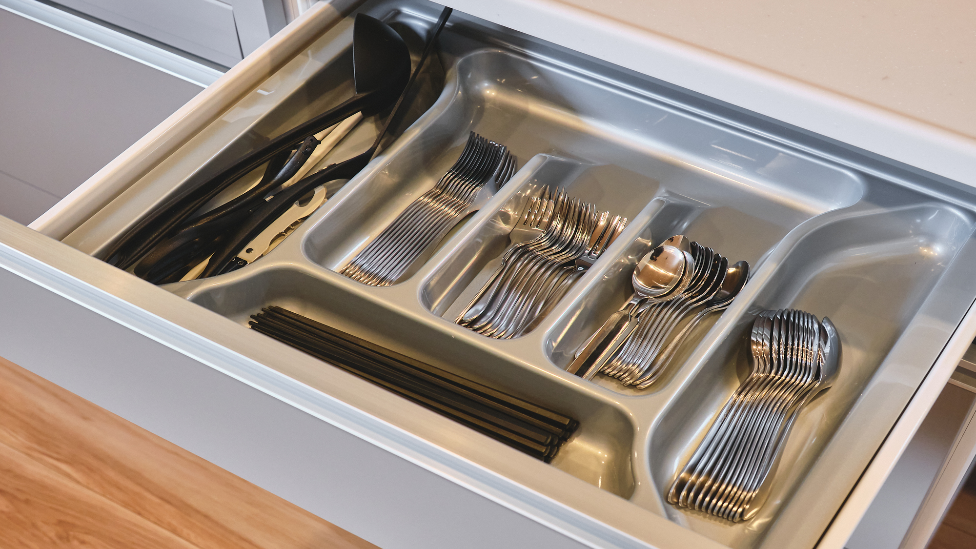 キッチンの調理道具やカトラリーも充実しています