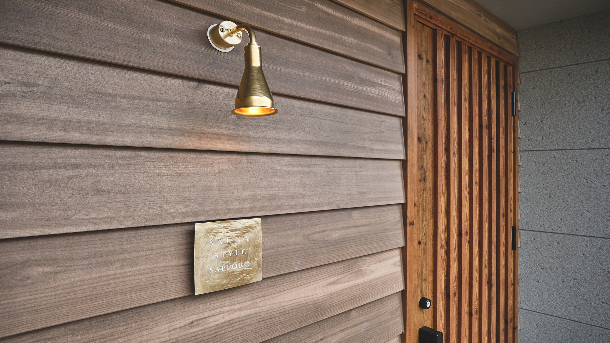 ライトが素敵な建物入り口