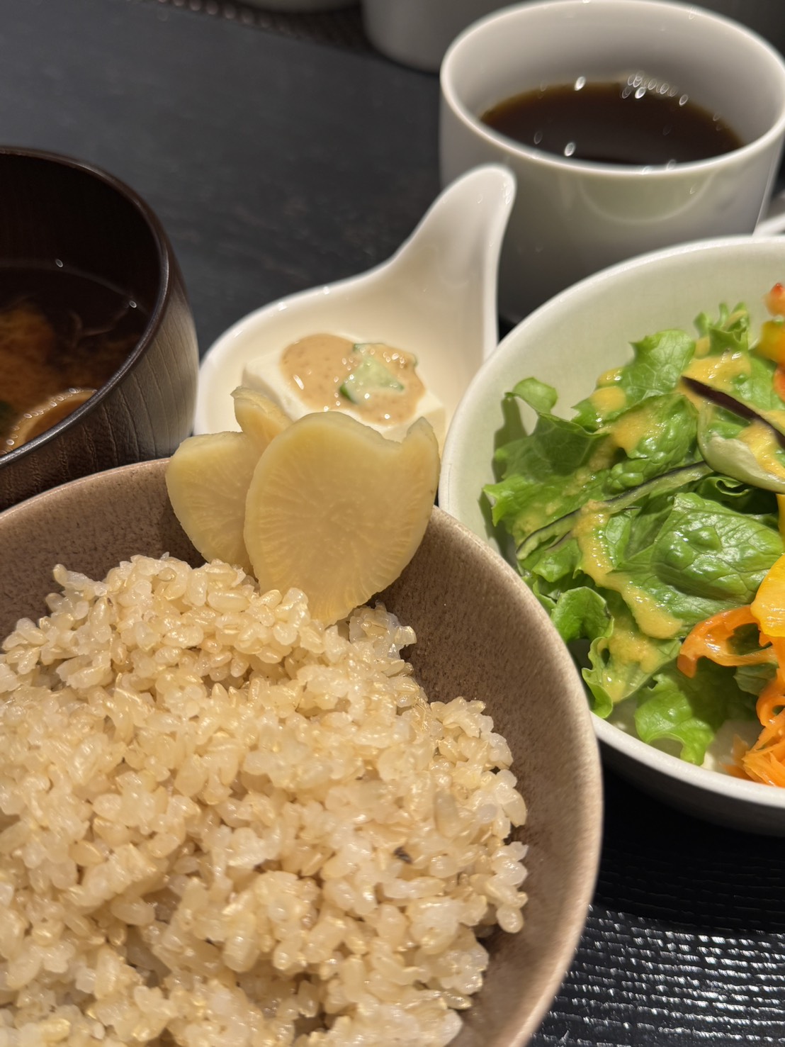 日本の朝食をイメージ。癖がなく食べやすい玄米と新鮮な地元野菜で健康的な一日のスタートを。