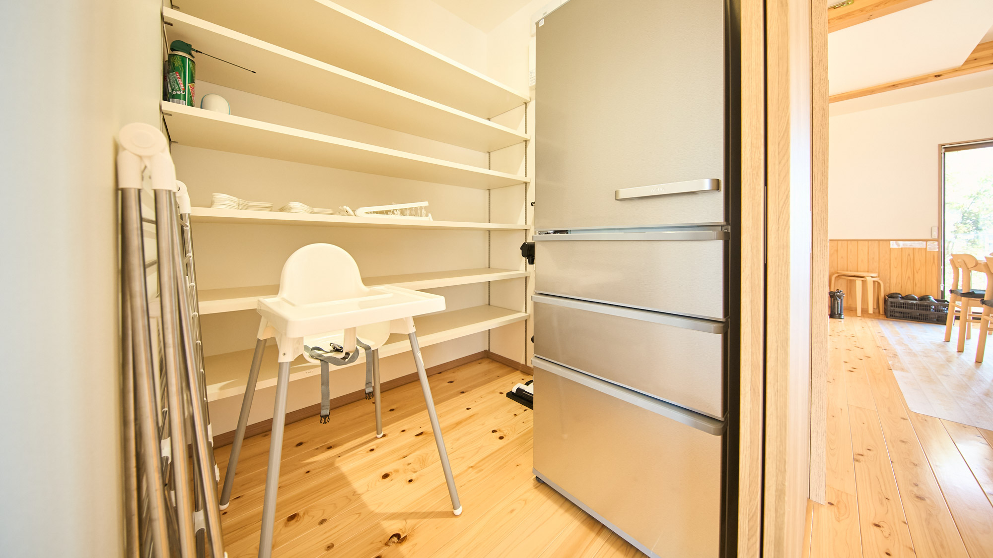 備品や掃除用具などはパントリーにございます