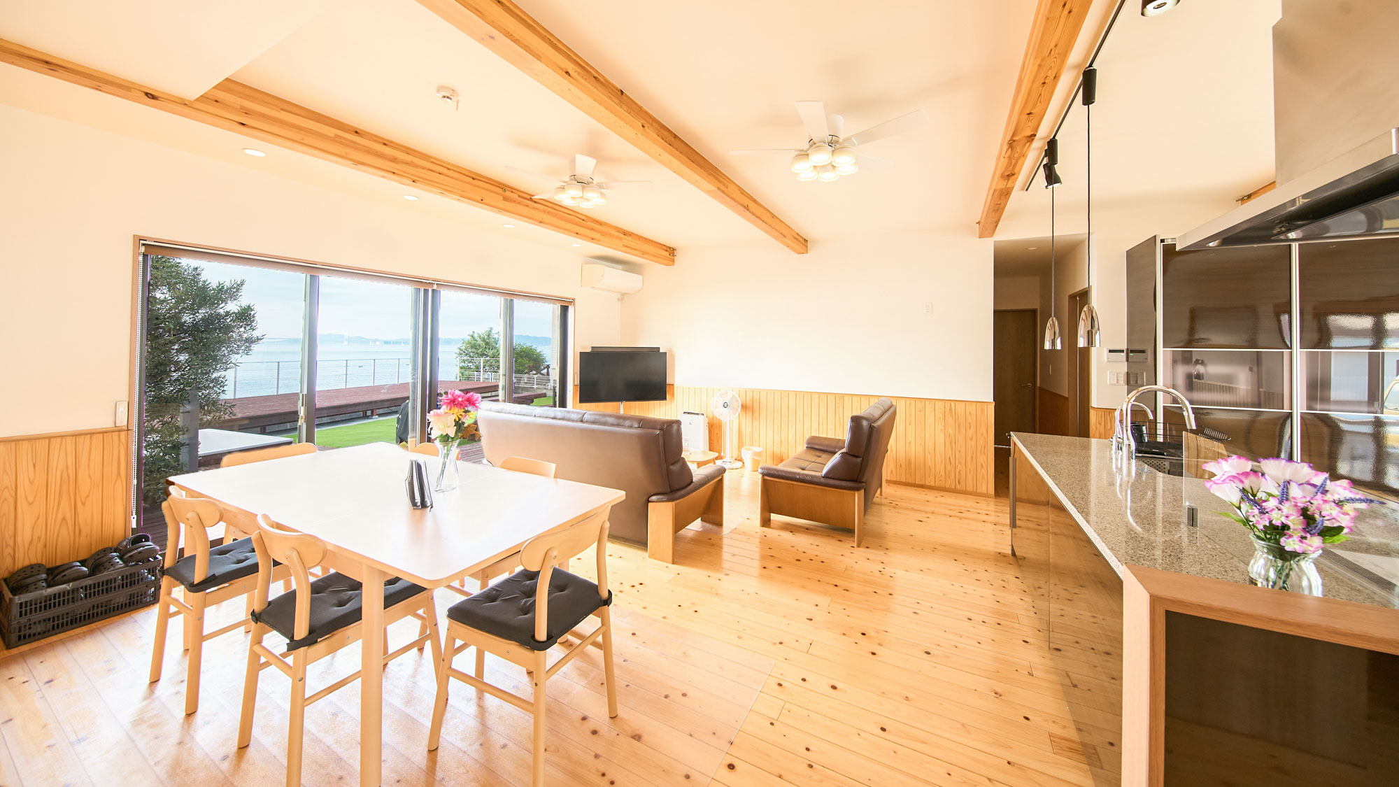 リビングダイニング全景