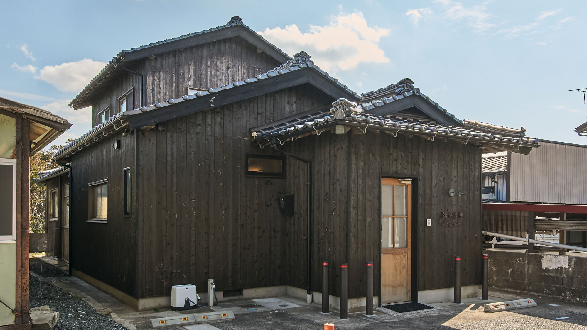 近隣は住宅街ですので夜間はお静かにご利用くださいませ。