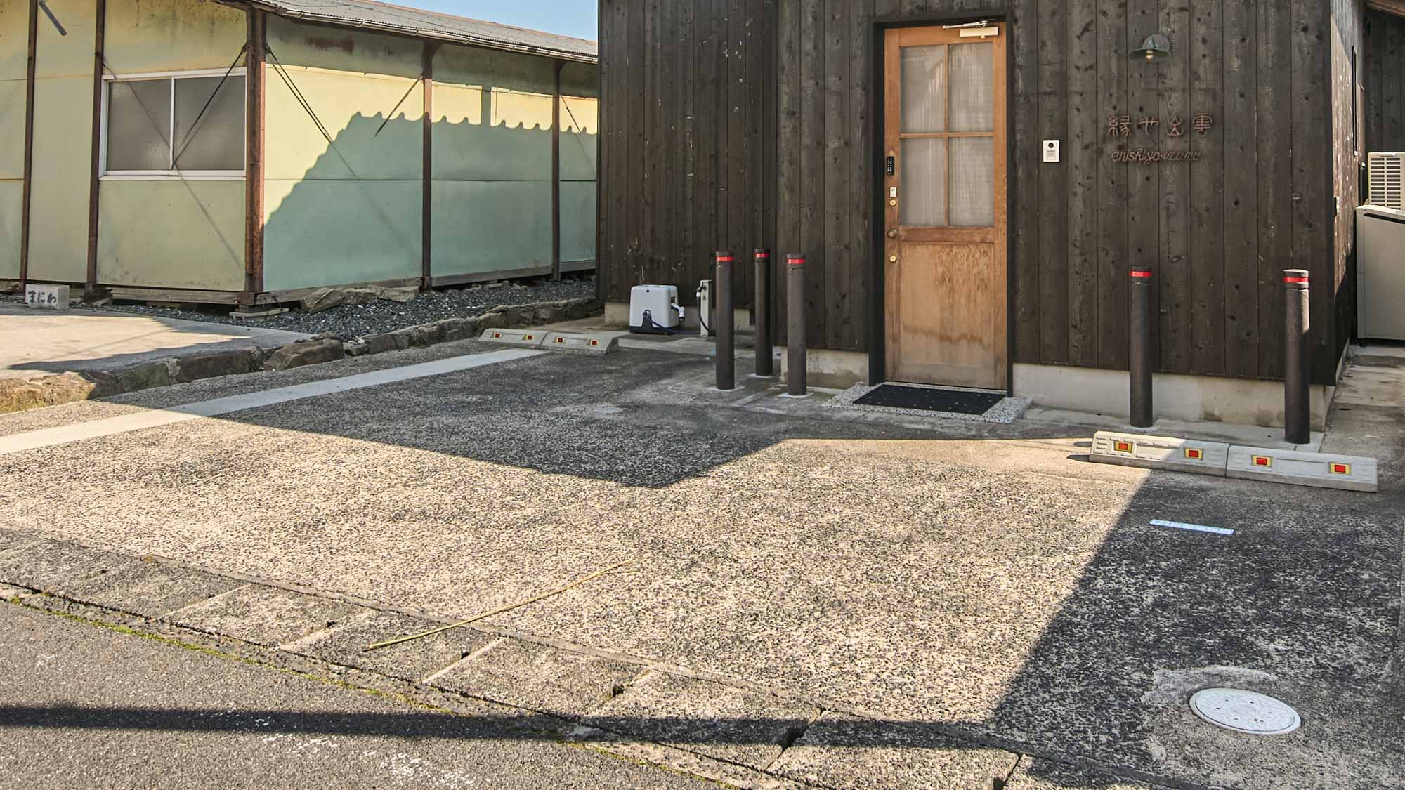 駐車場は2台駐車可能ですが1箇所は軽自動車専用となります。
