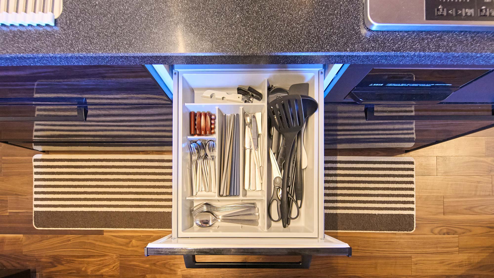 キッチン備品：カトラリー・調理道具