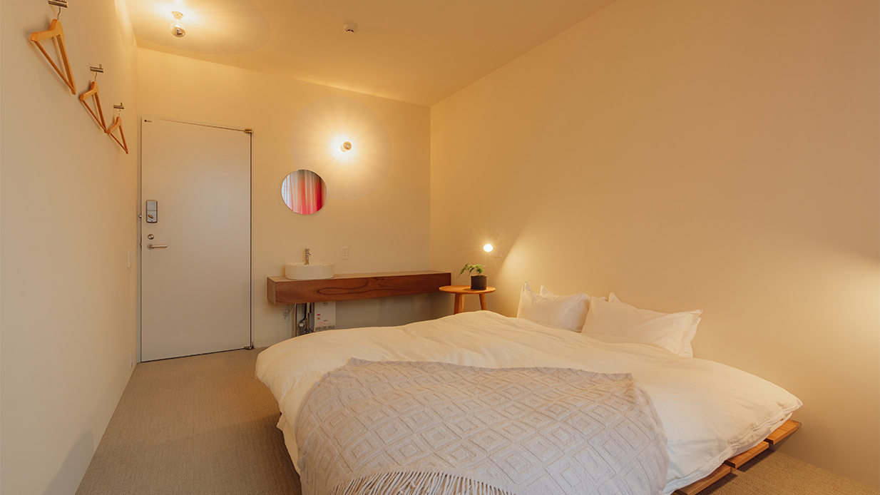 キングルーム／家族での滞在にぴったりのキングルーム。広々としたベッドで、港町の静かな夜に包まれます。