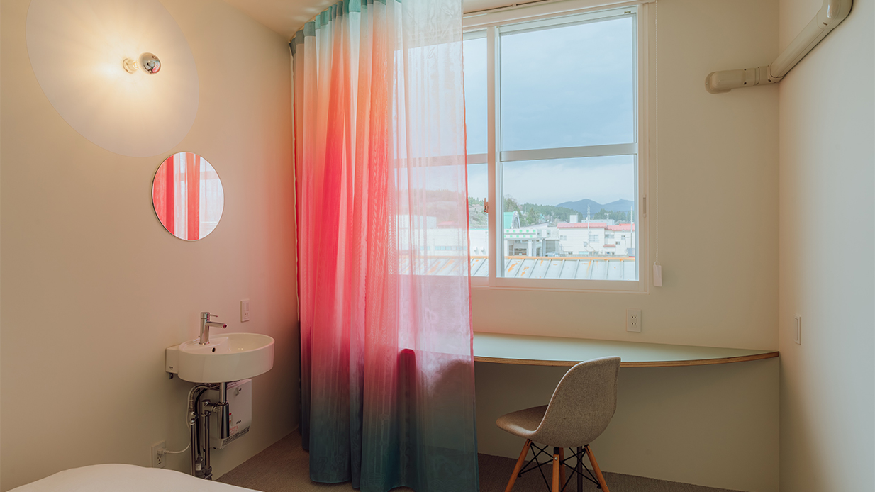 ダブルルーム／窓際にデスクのついたお部屋