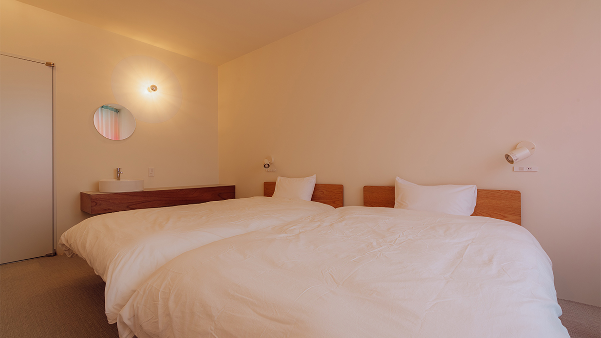 ツインルーム／窓の外に広がる港町を眺めながら語らうツインルーム。友人同士や親子旅行に心地よい時間を。