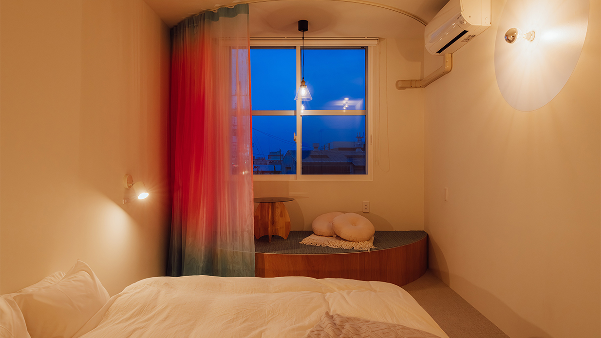 ツインルーム／窓際の小上がりでは本を読んだり、コーヒーを飲んだりとほっと一息できる場所。