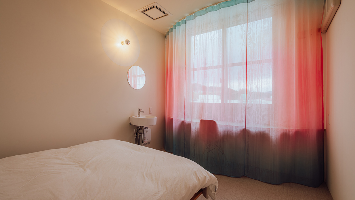 ダブルルーム／港町の静けさを感じるダブルルーム。カップルやおひとりで、落ち着いた滞在に最適。