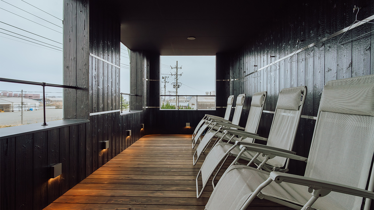 黒木の外気浴スペース