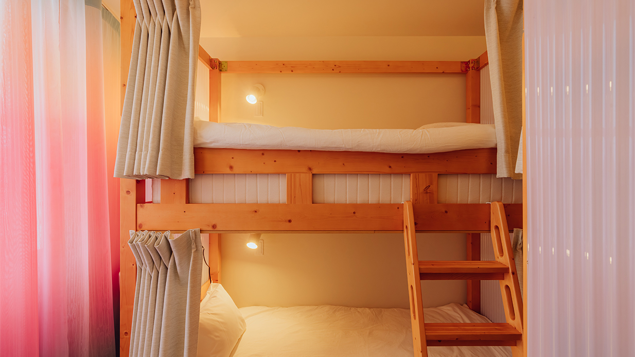【ドミトリールーム】2段ベッドを計3台ご用意した、ドミトリータイプのベッドルーム（男女別）。
