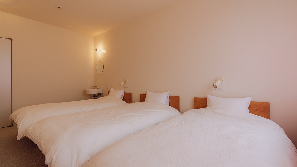 トリプルルーム／友人や家族と同じ空間で寛げるトリプルルーム。旅の会話が深まる、港町ならではのあたたか