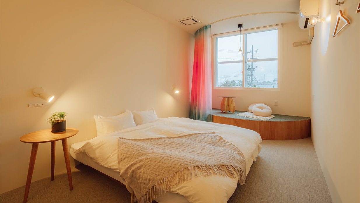 キングルーム／広々としたベッドに一息つける小上がり。館内で最も贅沢なつくりのお部屋