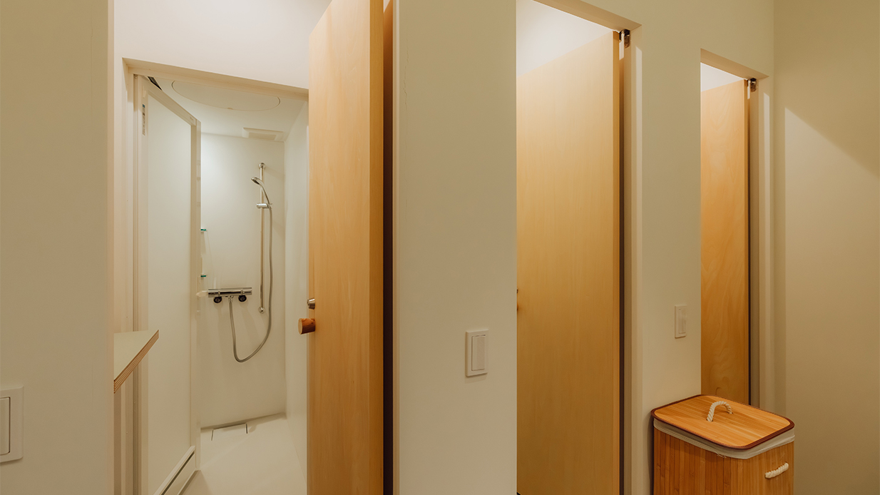 【共用シャワーブース】男女それぞれ計3つございます