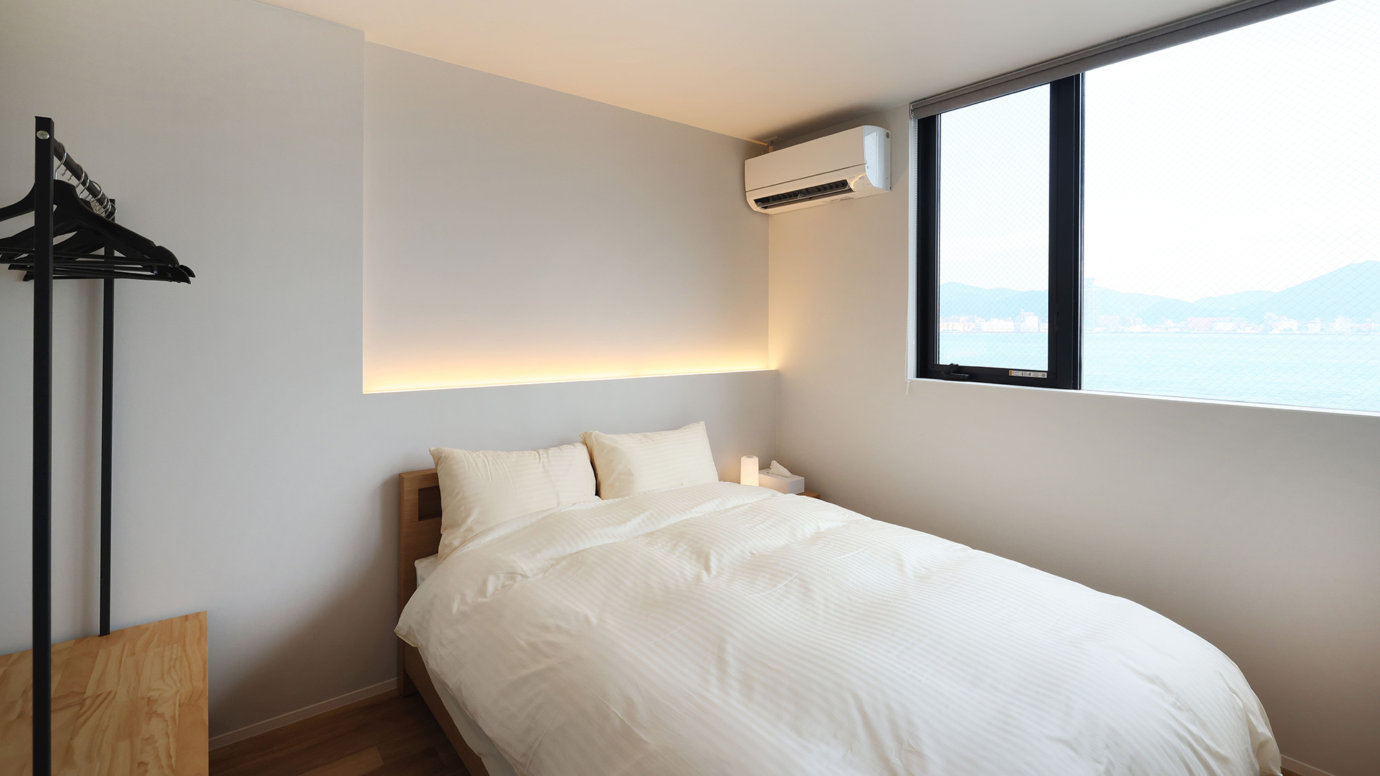 ・【B棟／ロフト】ベッドのそばに窓があり、部屋に差し込む明るい陽で気持ちのよい朝をお迎えいただけます