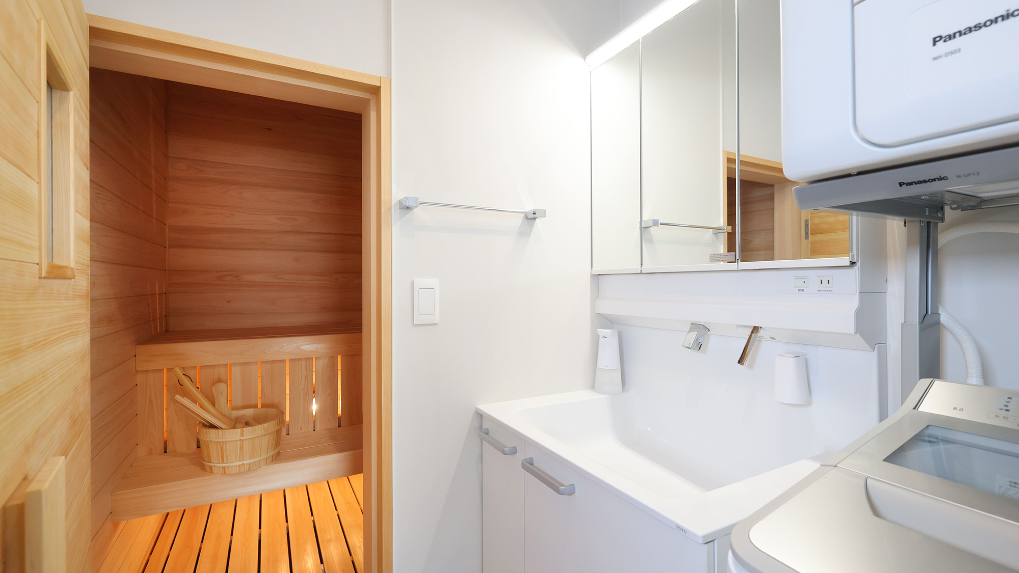 ・【B棟／洗面所】サウナ横には三面鏡がついた洗面台があり、身支度をするのに快適な空間です