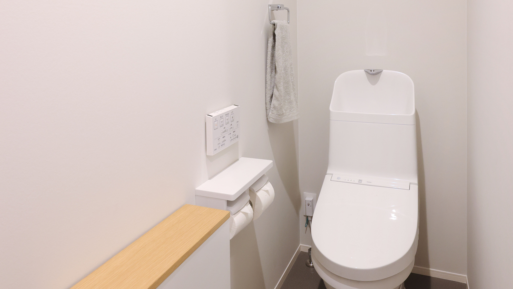 ・【B棟／トイレ】清潔感のある白を基調とした明るいトイレは広々しており、温水洗浄機能付きです