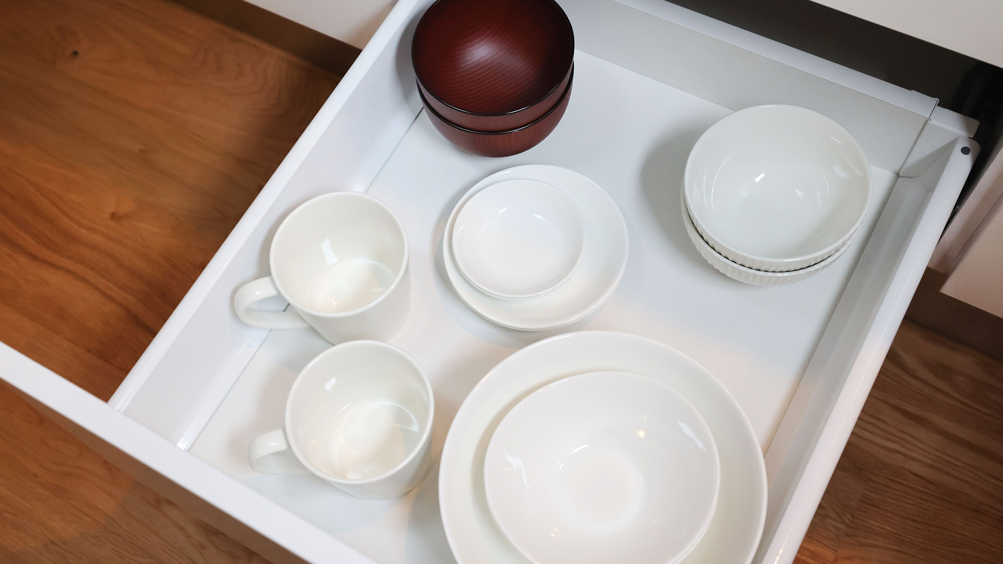 ・【B棟／食器】食器のご用意もあり、地元の名店でテイクアウトしたお料理をお部屋でご堪能いただけます