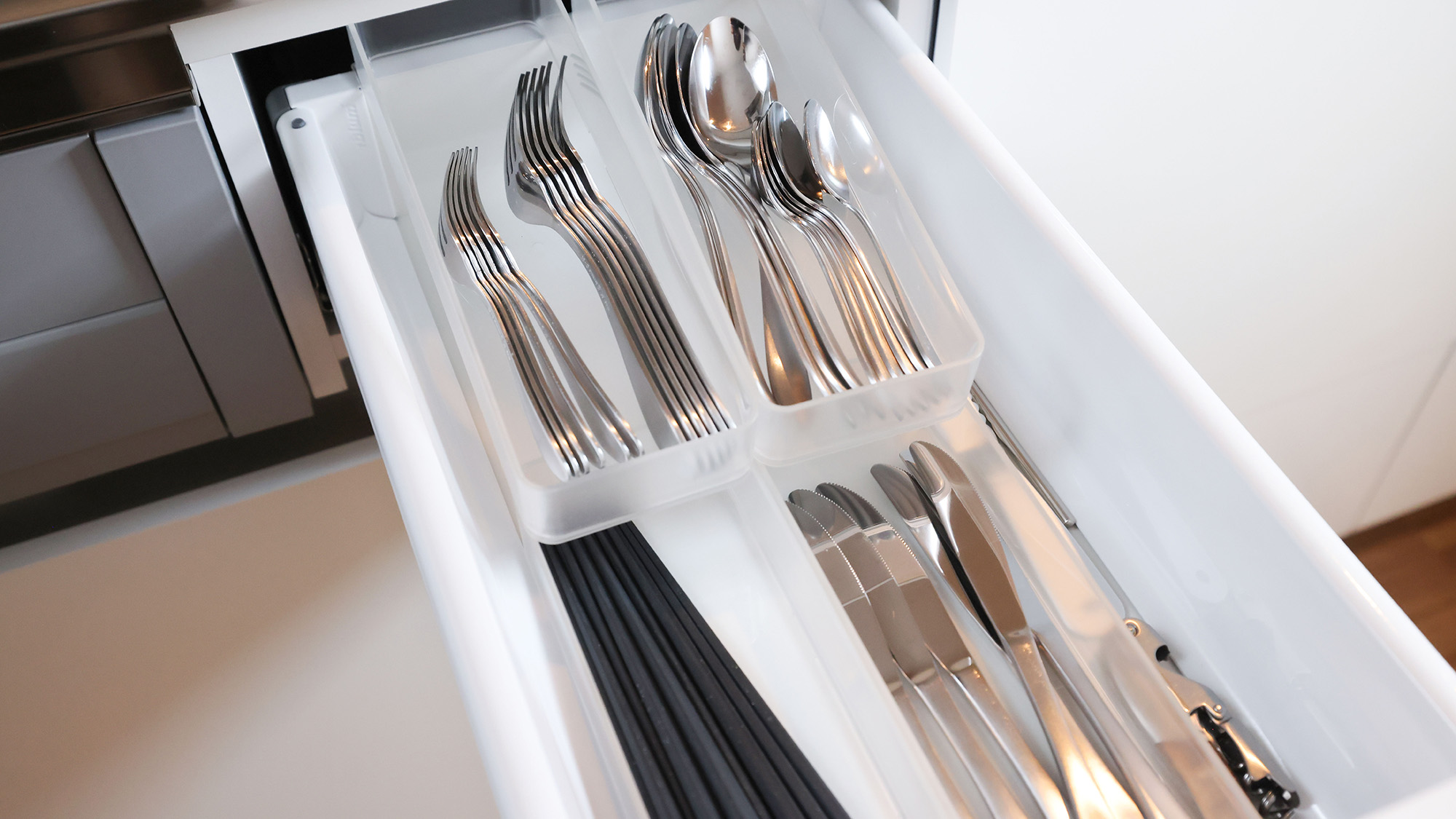 ・【B棟／カトラリー】十分な数のカトラリーのご用意がありますので、グループ旅行でもご安心ください