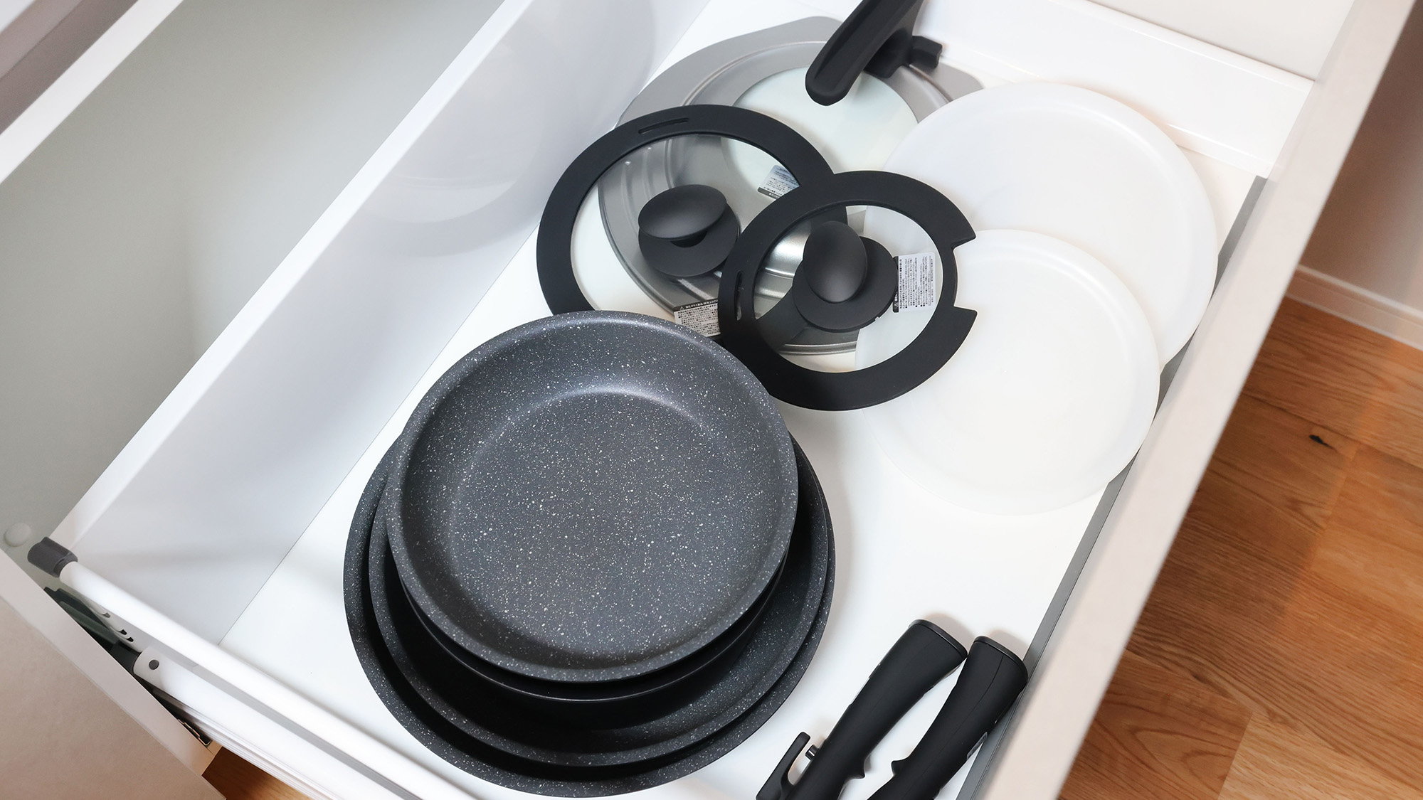 ・【A棟／キッチン】フライパン等のキッチンツールも充実で、お好きなお食事をお楽しみいただけます