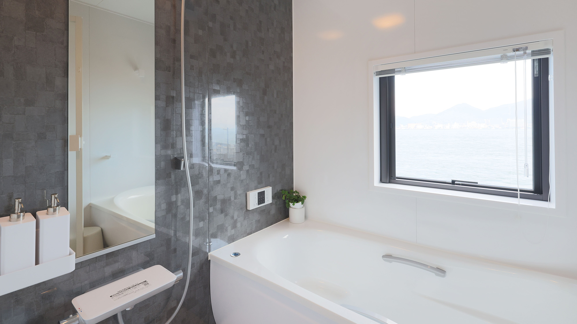 ・【B棟／浴室】ゆっくりバスタブに浸かってお温まりいただき、日々の疲れや旅の疲れを癒してください