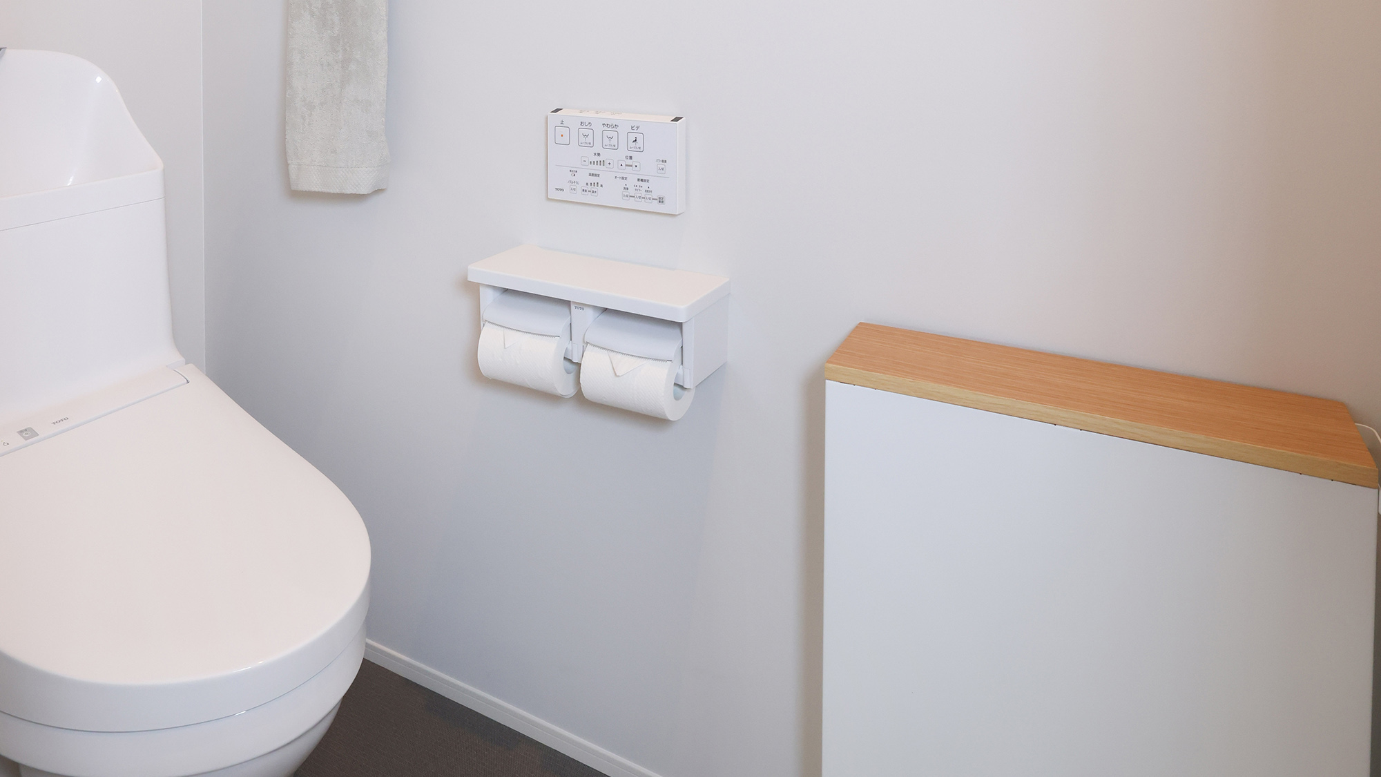 ・【A棟／トイレ】ゆったりした広さのトイレは明るく清潔感◎温水洗浄機能付き