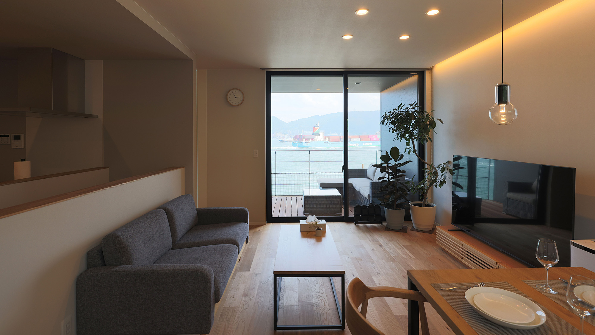 ・【B棟／リビング】室内からただ景色を眺めて過ごす穏やかで心地よい時間を、当施設でお過ごしください