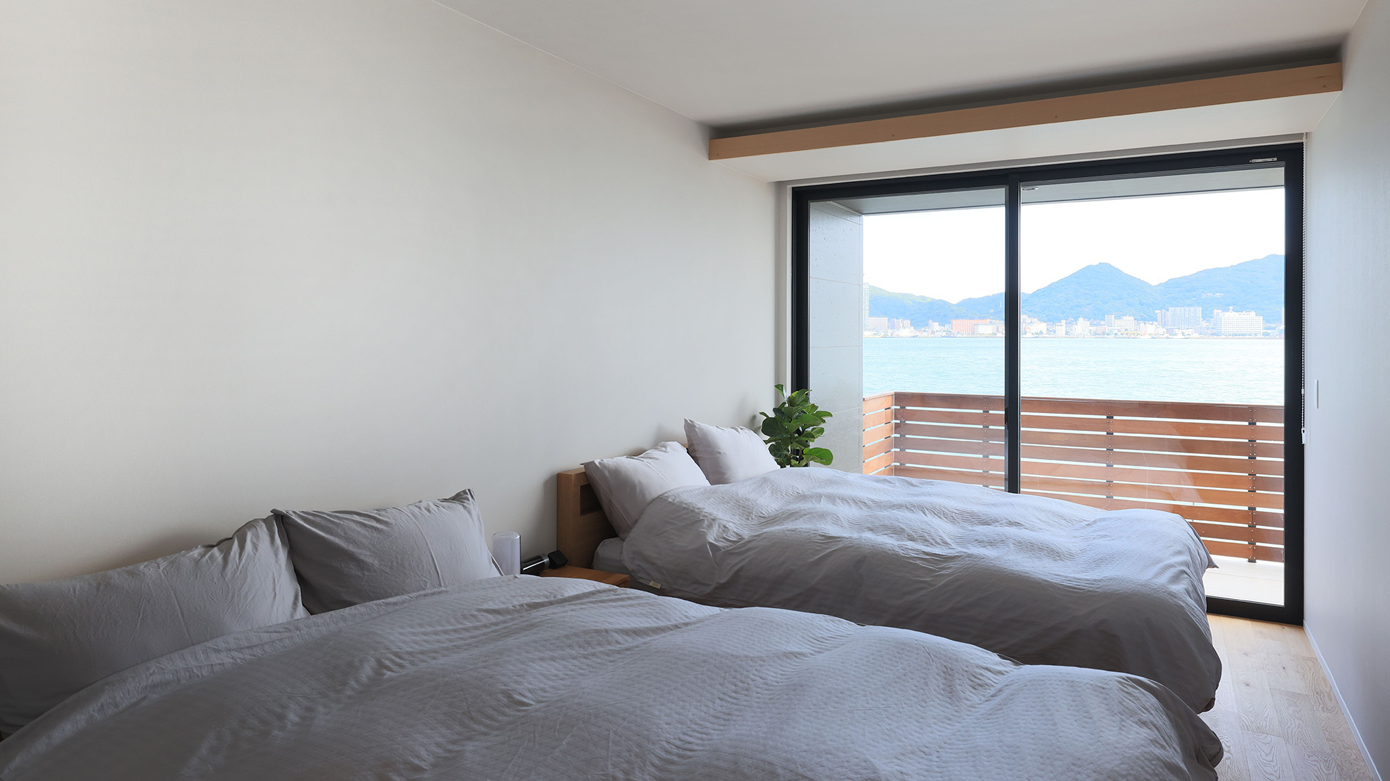 ・【A棟／ベッドルーム】1Fにはダブルベッドを2台設置。ゆったり体を休めていただけます