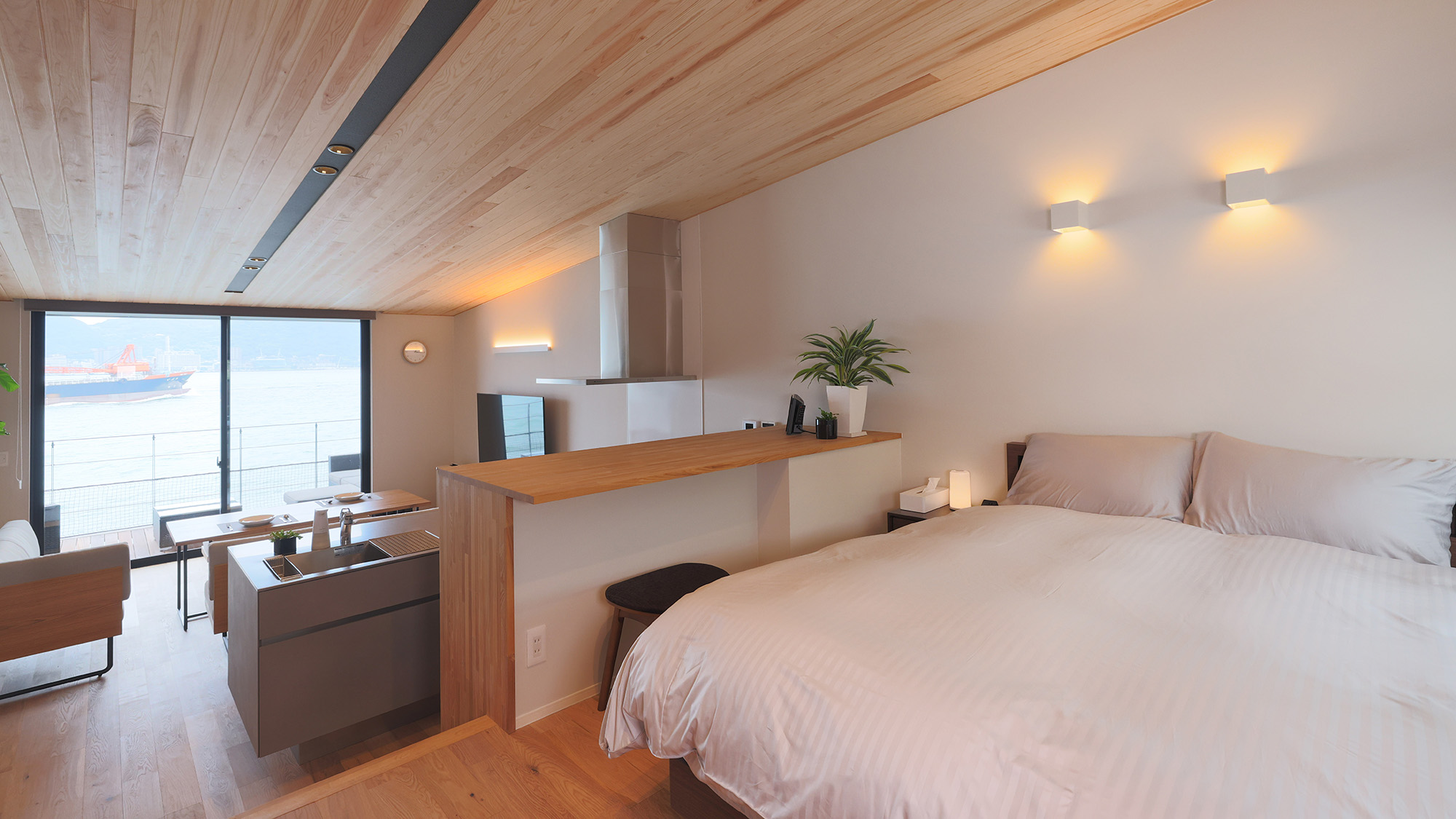 ・【A棟／ロフト】リビングから数段上ったロフト部分にもベッドが。美しい眺望を前に朝を迎えられます