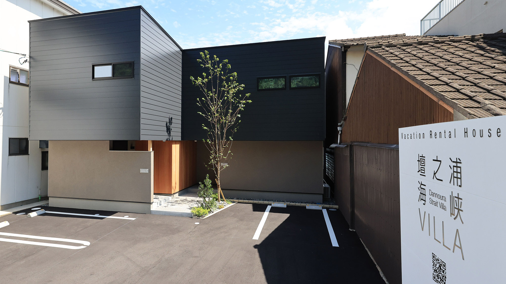 ・【外観】駐車場は予約不要でご利用いただけますので、遠方からのお客様もお気軽にお越しください