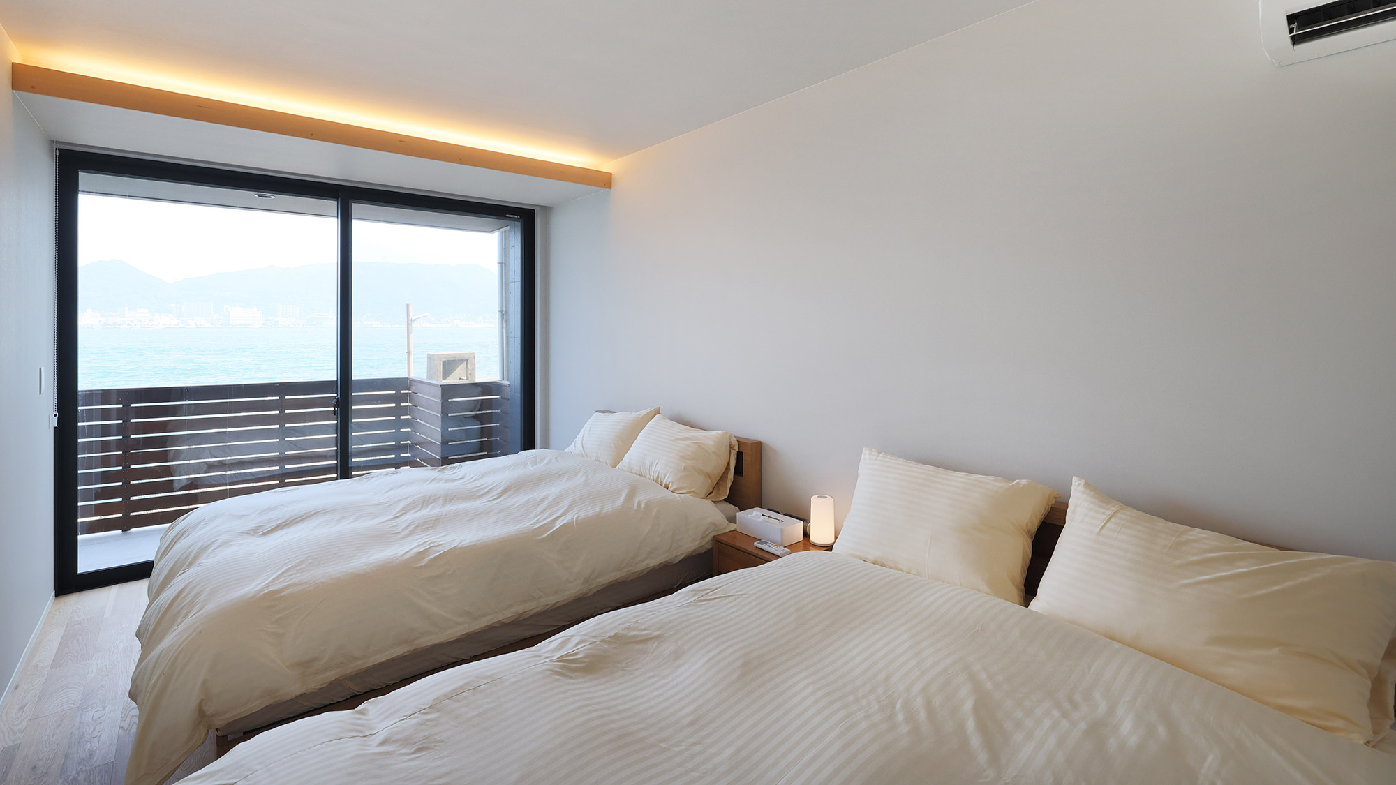 ・【B棟／ベッドルーム】1Fにはダブルベッドが2台あり、グループ旅行でもゆったりお寛ぎいただけます