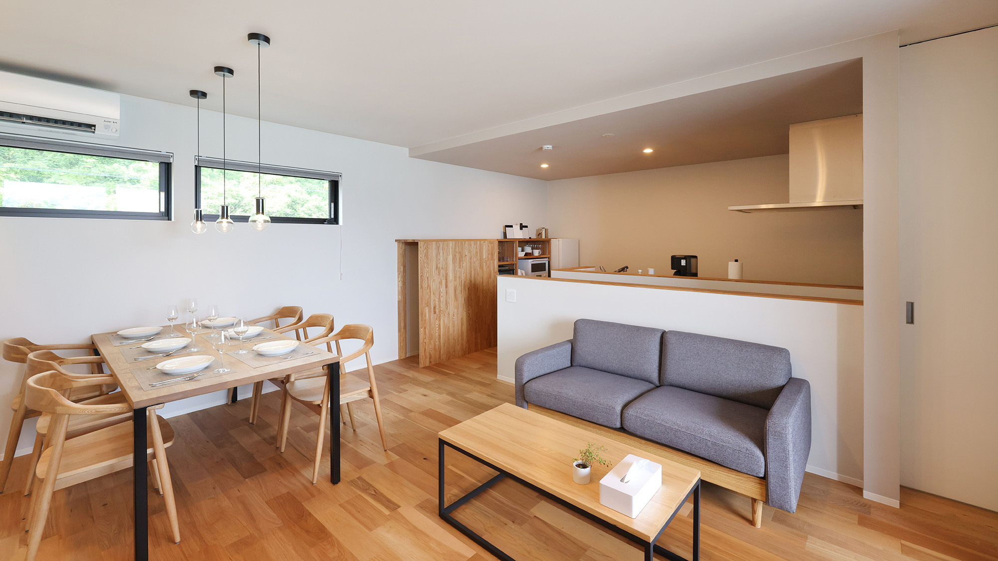 ・【B棟／リビング】ウッディ調の家具が印象的な空間は温かみがあり、リラックスしてお過ごしいただけます