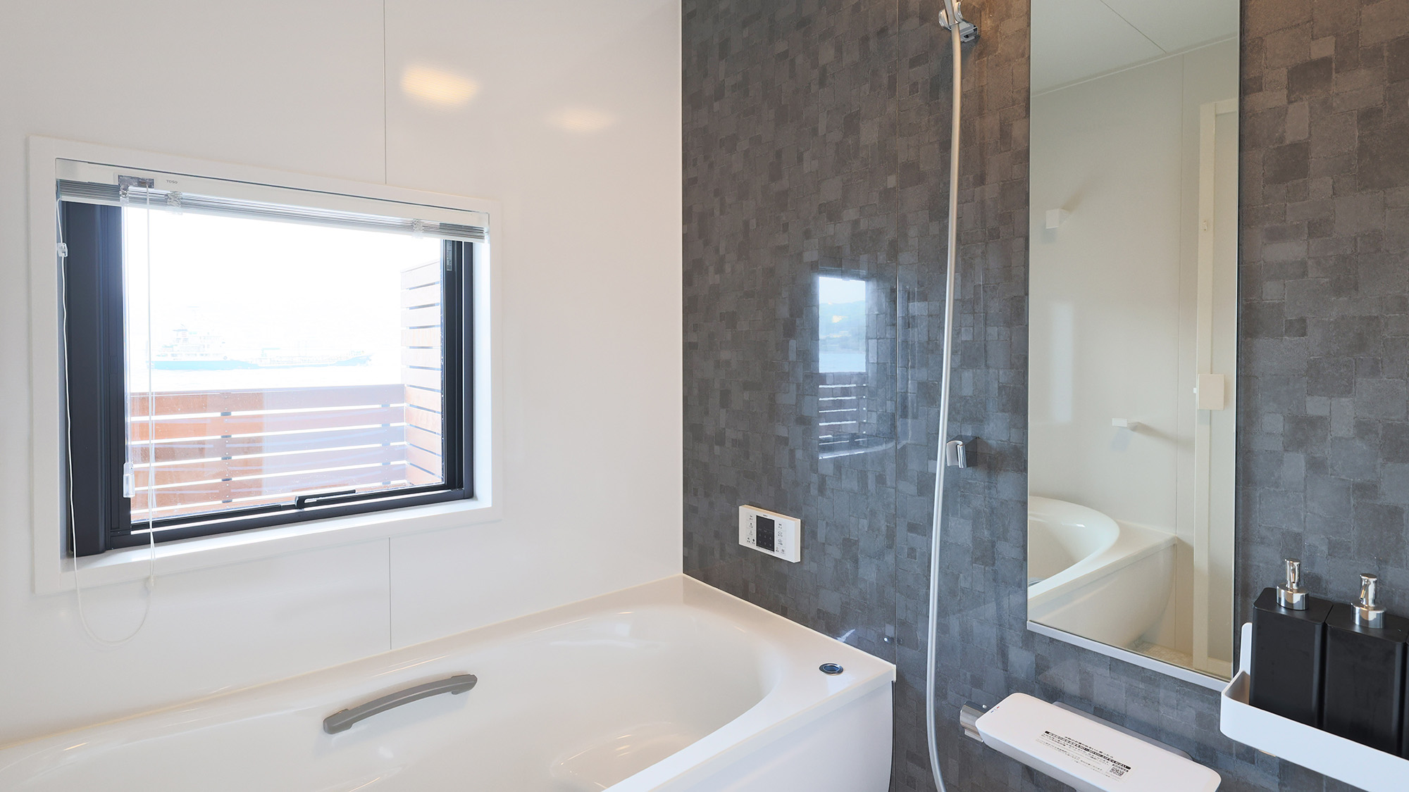 ・【A棟／浴室】バスタブ完備で疲れた体を芯まで温めていただけます。ゆったりお寛ぎください