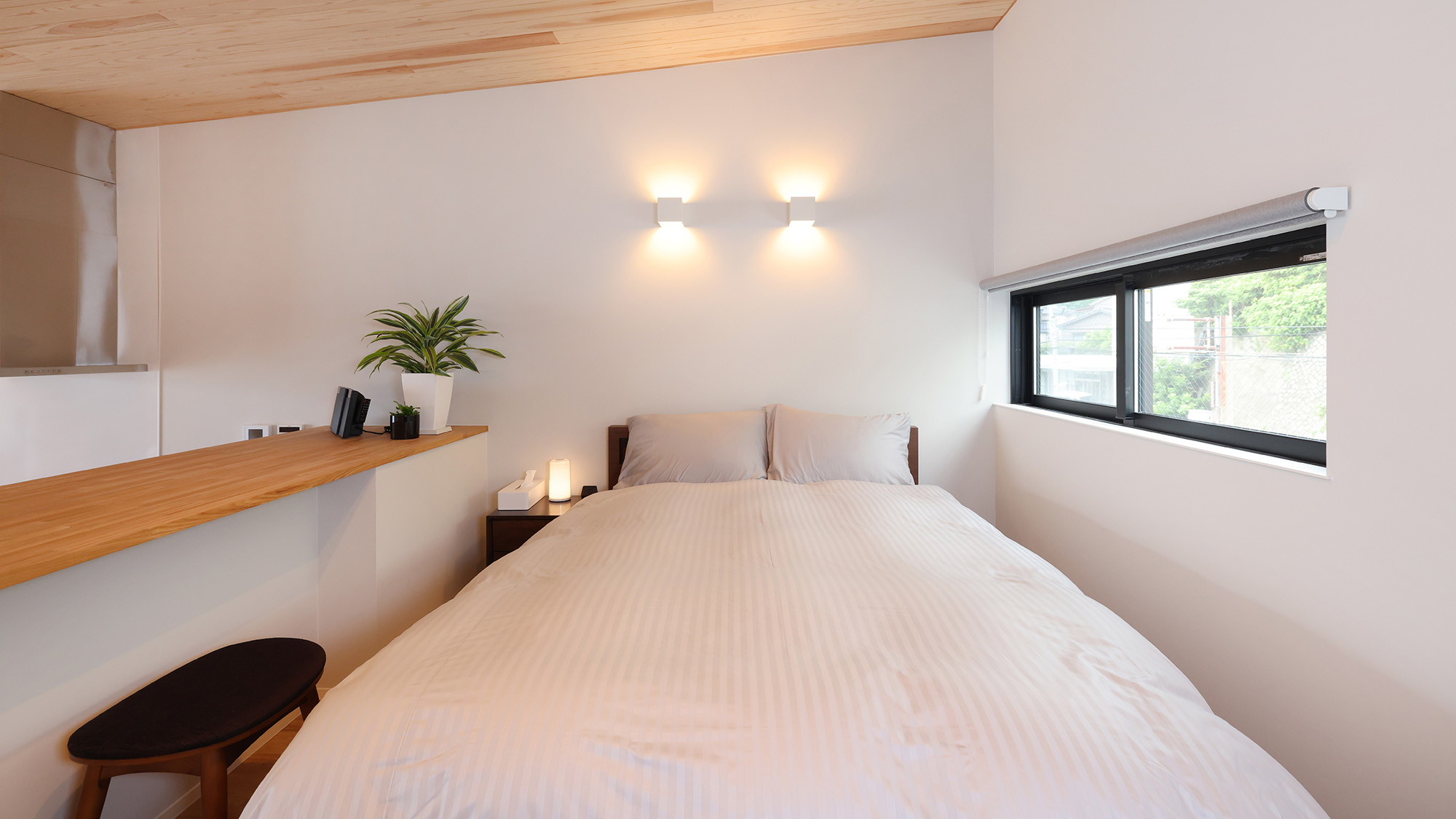 ・【A棟／ロフト】ロフト部分にもダブルベッドを1台設置。ナチュラルな色合いで落ち着く空間です