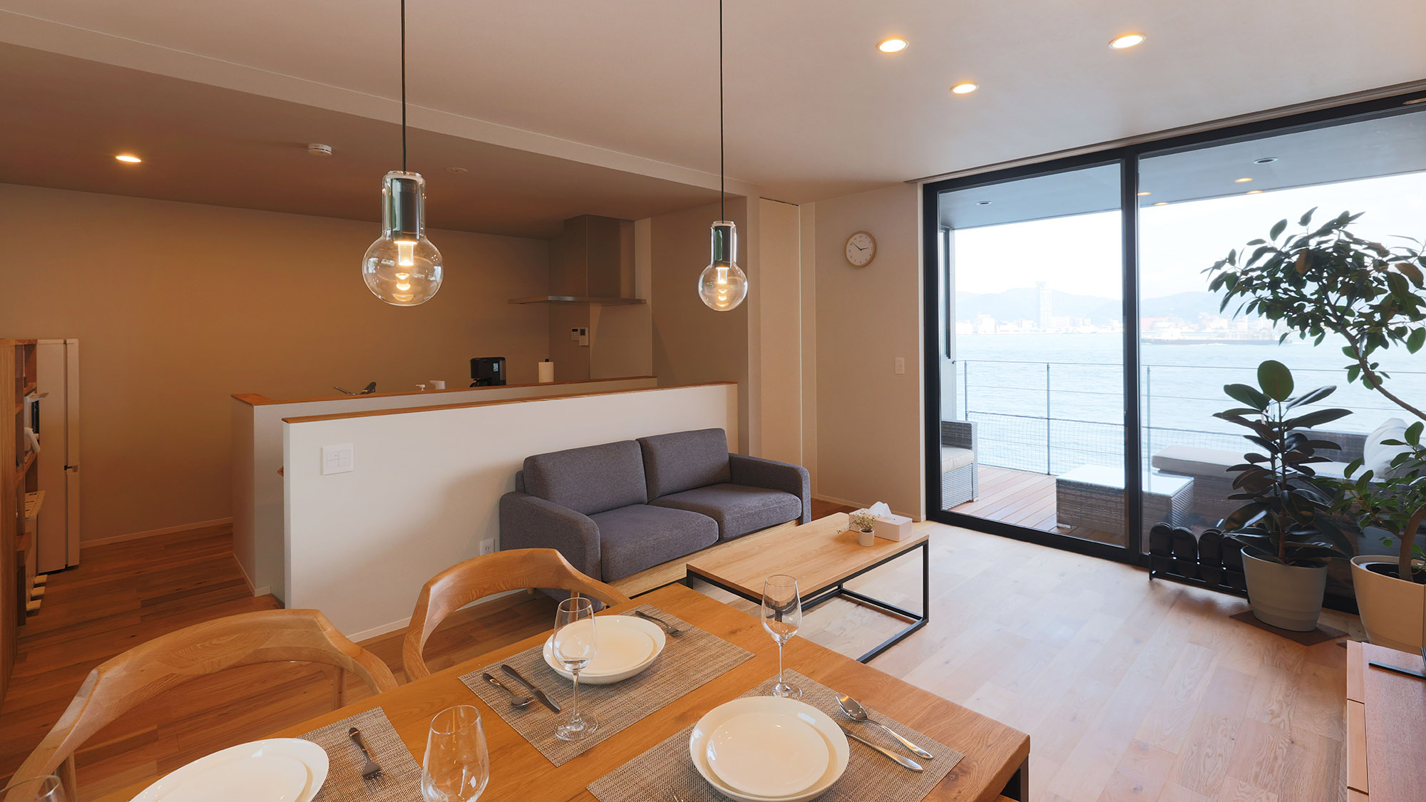 ・【B棟／リビング】ゆったりした作りのリビングからも美しい眺望をお楽しみいただけます