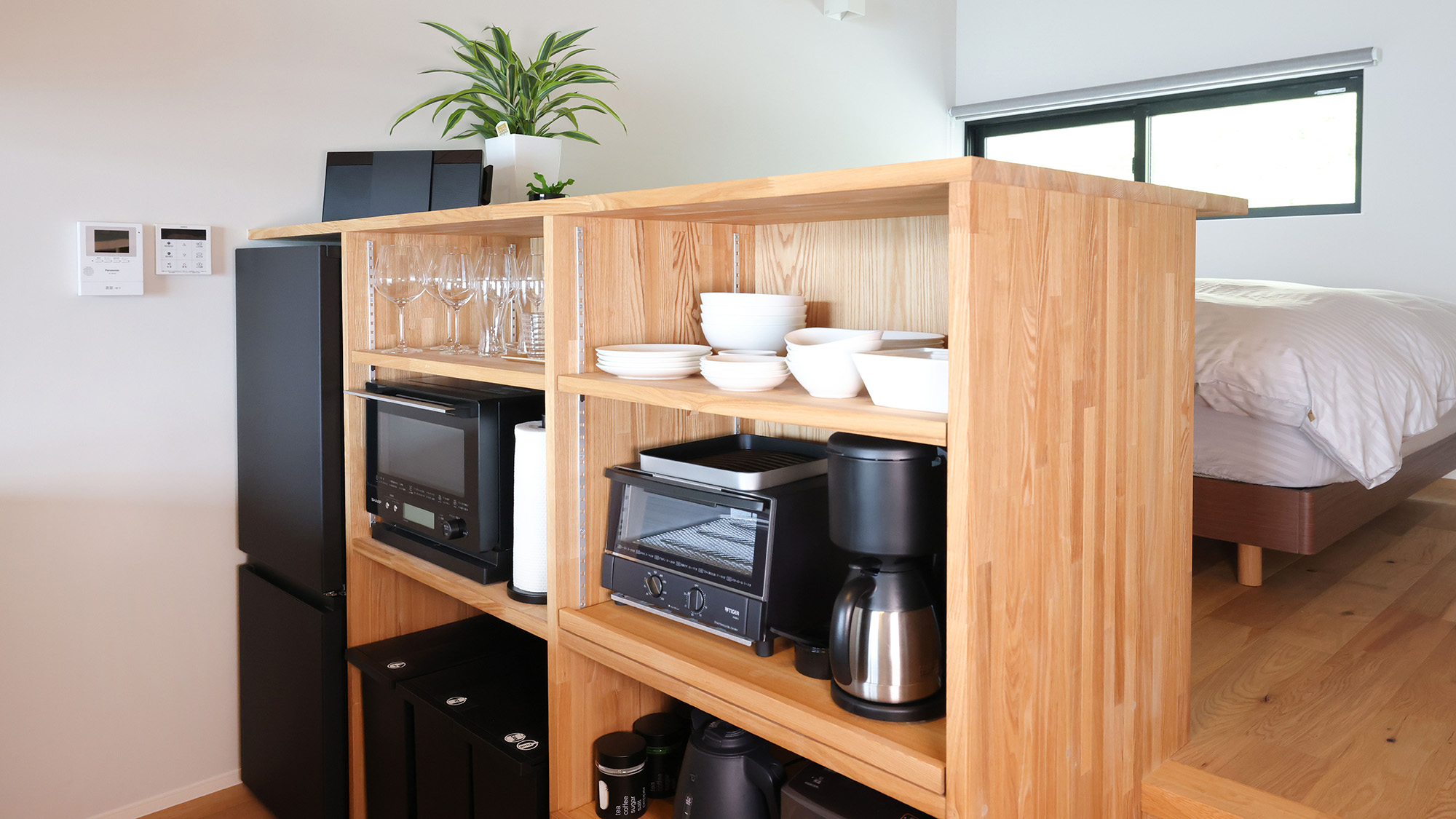 ・【A棟／キッチン】ひと通りのキッチン家電のご用意があり、ご自宅と遜色なくお過ごしいただけます