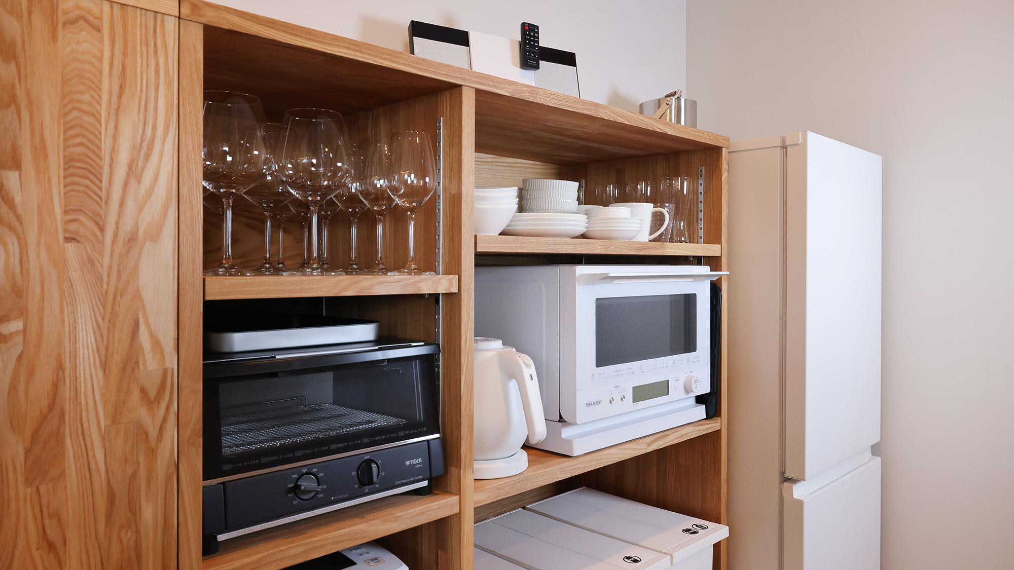 ・【B棟／キッチン】電子レンジやトースターもご用意がございますので、暮らすようにお過ごしいただけます