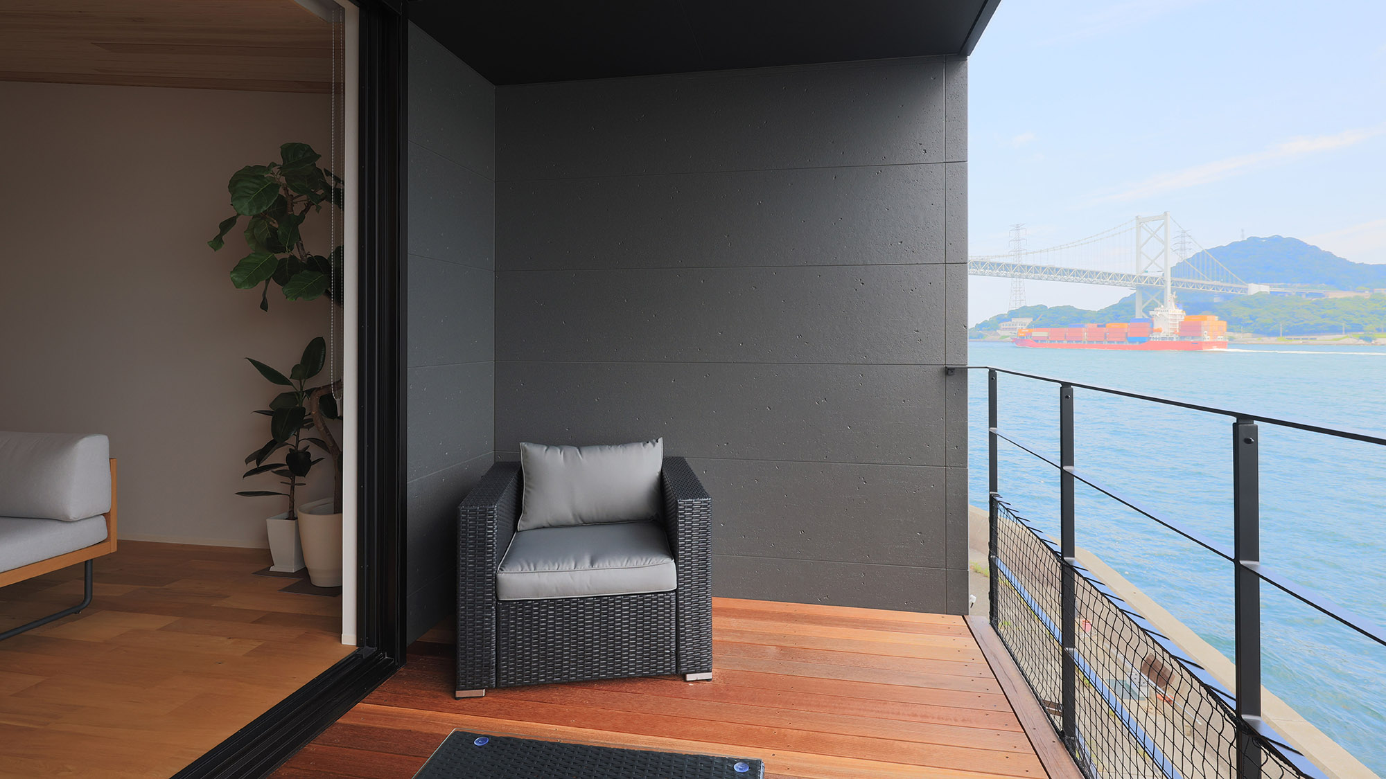 ・【A棟／バルコニー】椅子に腰かけながら、壮大な関門橋とゆっくり進む船をのんびり眺めませんか