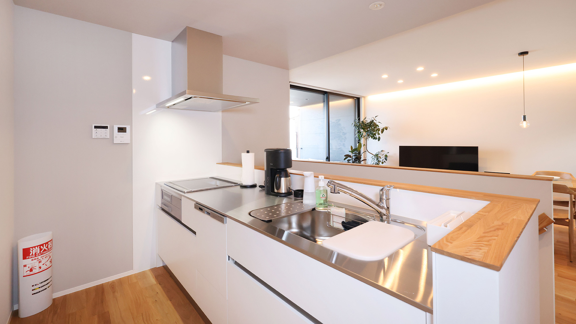 ・【B棟／キッチン】システムキッチンは広々しており、ご家族やご友人と共にお料理していただけます