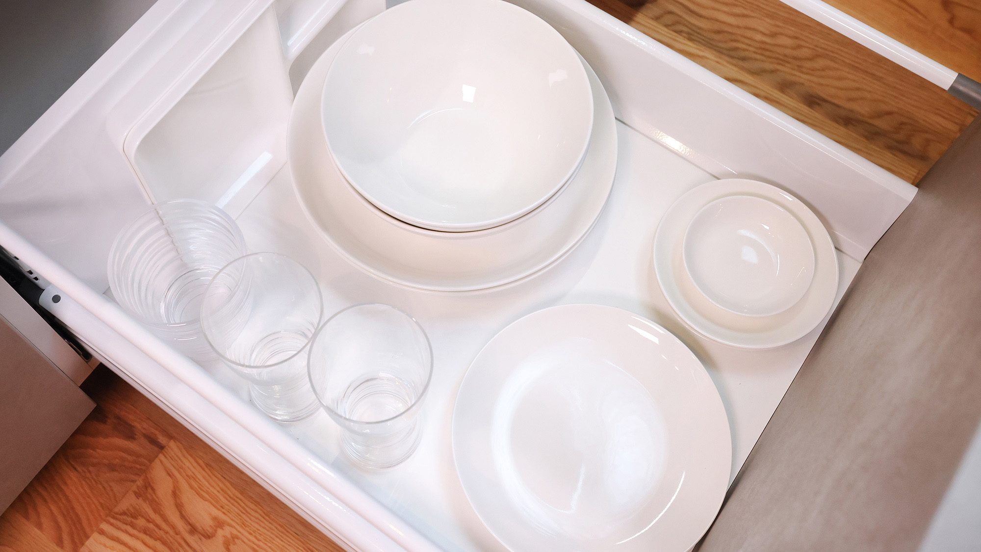 ・【A棟／食器】ご自身で調理したものはもちろん、テイクアウトした食事にもお使いいただけます