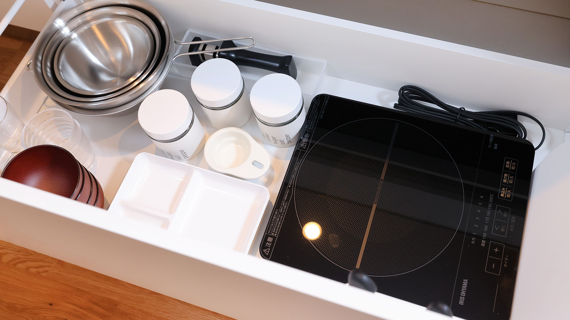 ・【B棟／キッチン】ポータブルのIHコンロもございますので、テーブルでお鍋などもお楽しみいただけます