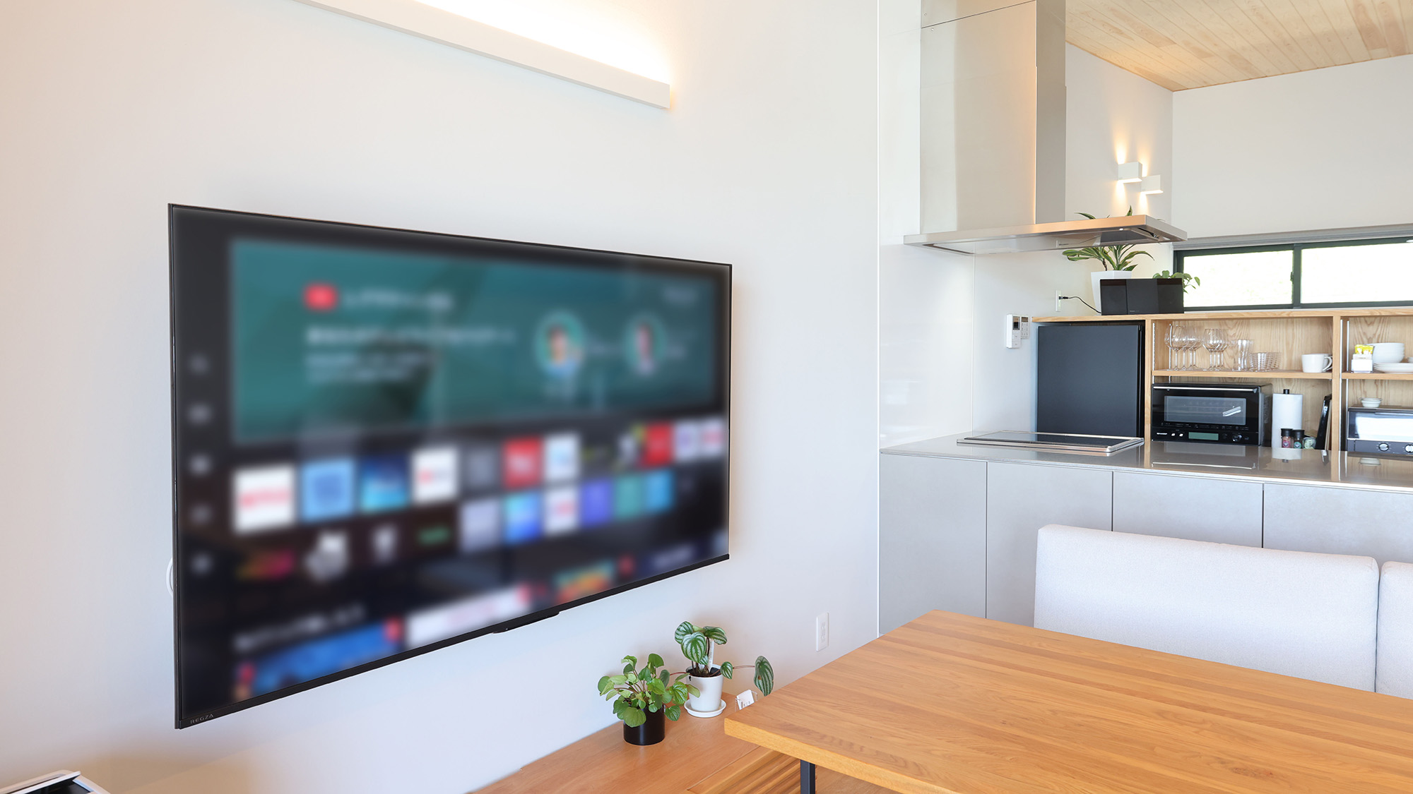 ・【A棟／設備】大型テレビではインターネットTVが利用可能。お好きなコンテンツをお楽しみください