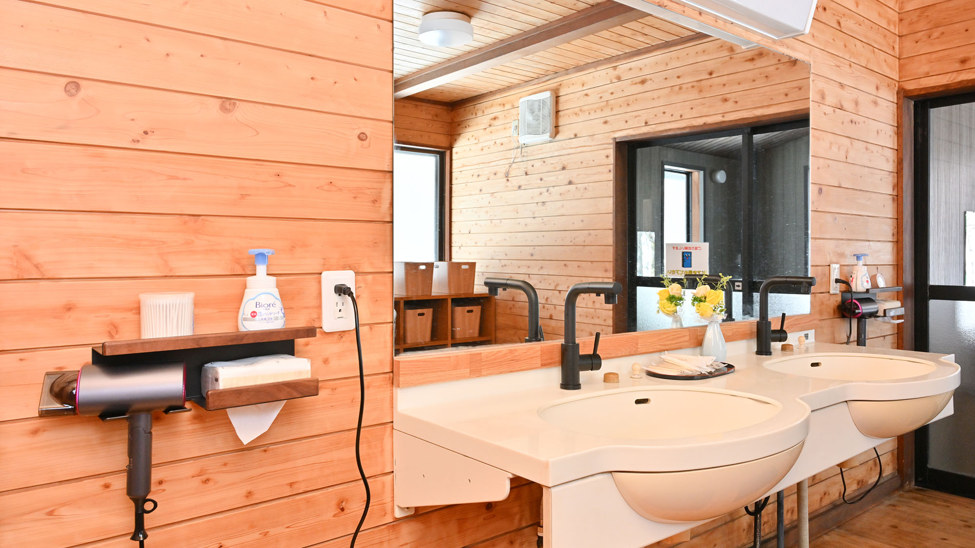 ・【脱衣所】木の温もりを感じる空間。清潔さを保つように心がけております