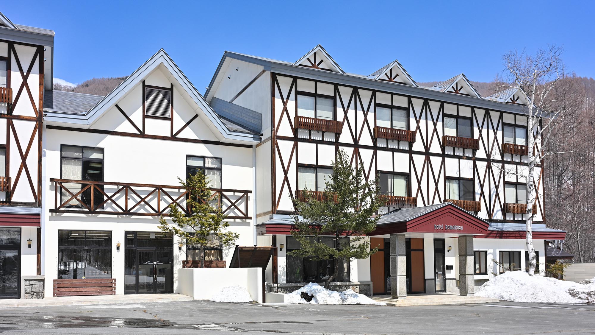 ・【外観】乗鞍高原温泉の中心地に立地するチロル風の建物の宿