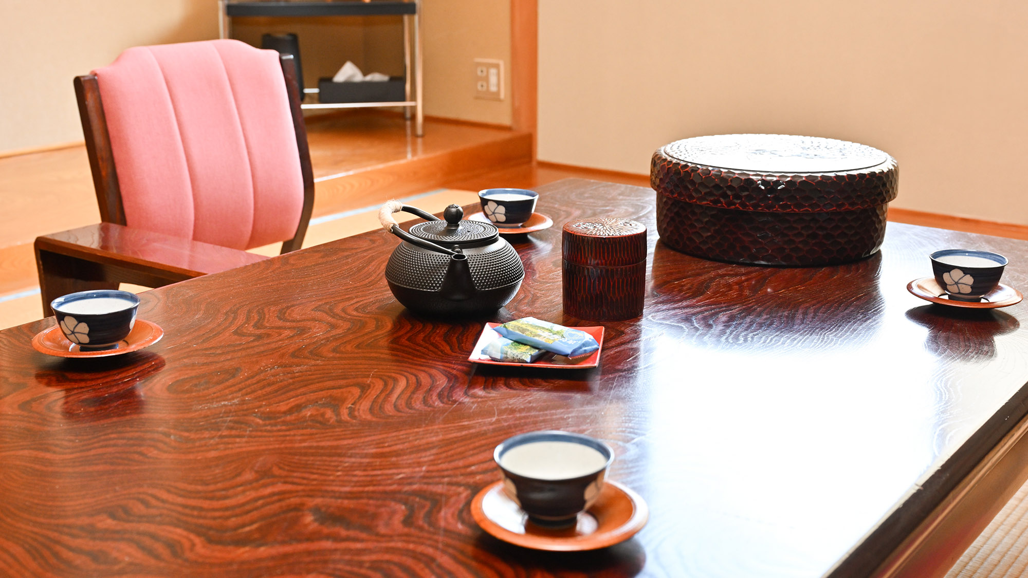 ・【3階和室（トイレ付）】チェックインの後は、お茶とお茶菓子でまずはひと息