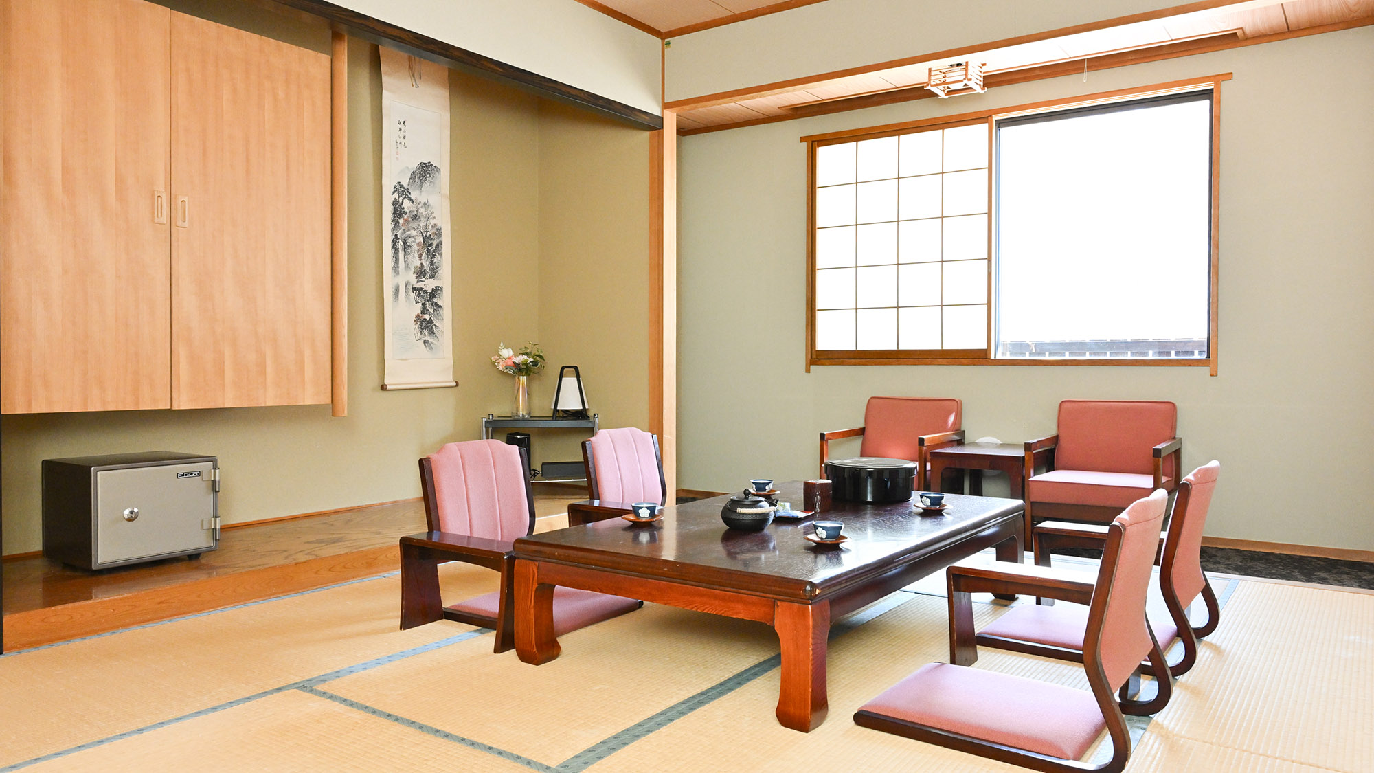 ・【3階和室（バス・トイレ付）】床の間のある本格的な和室でお寛ぎください