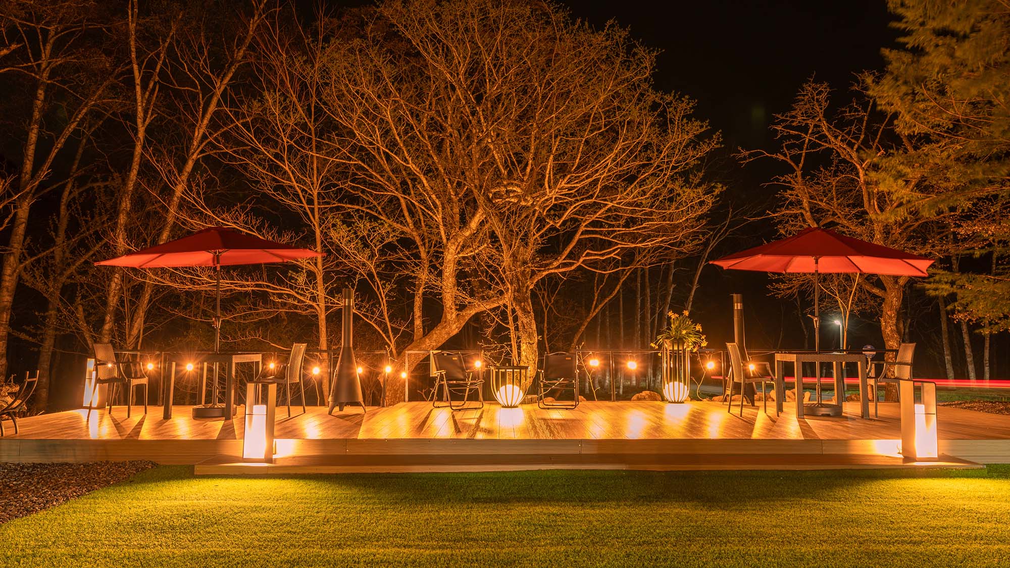 ・【ウッドデッキ】ライトアップされた夜間はロマンティックな雰囲気に