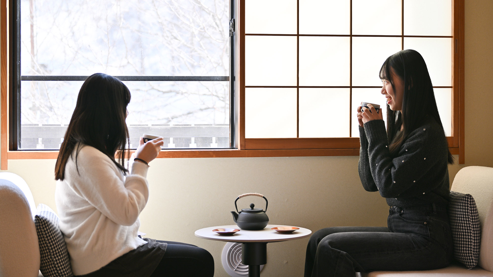 ・【2階和洋室（バス・トイレ付）】周囲の山々を眺めながらゆったりお過ごしください