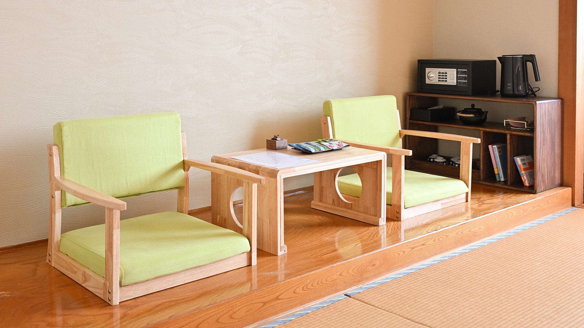 ・【2階和洋室（バス・トイレ付）】電気ポットとお茶セット有り、熱いお茶も手軽に飲めます